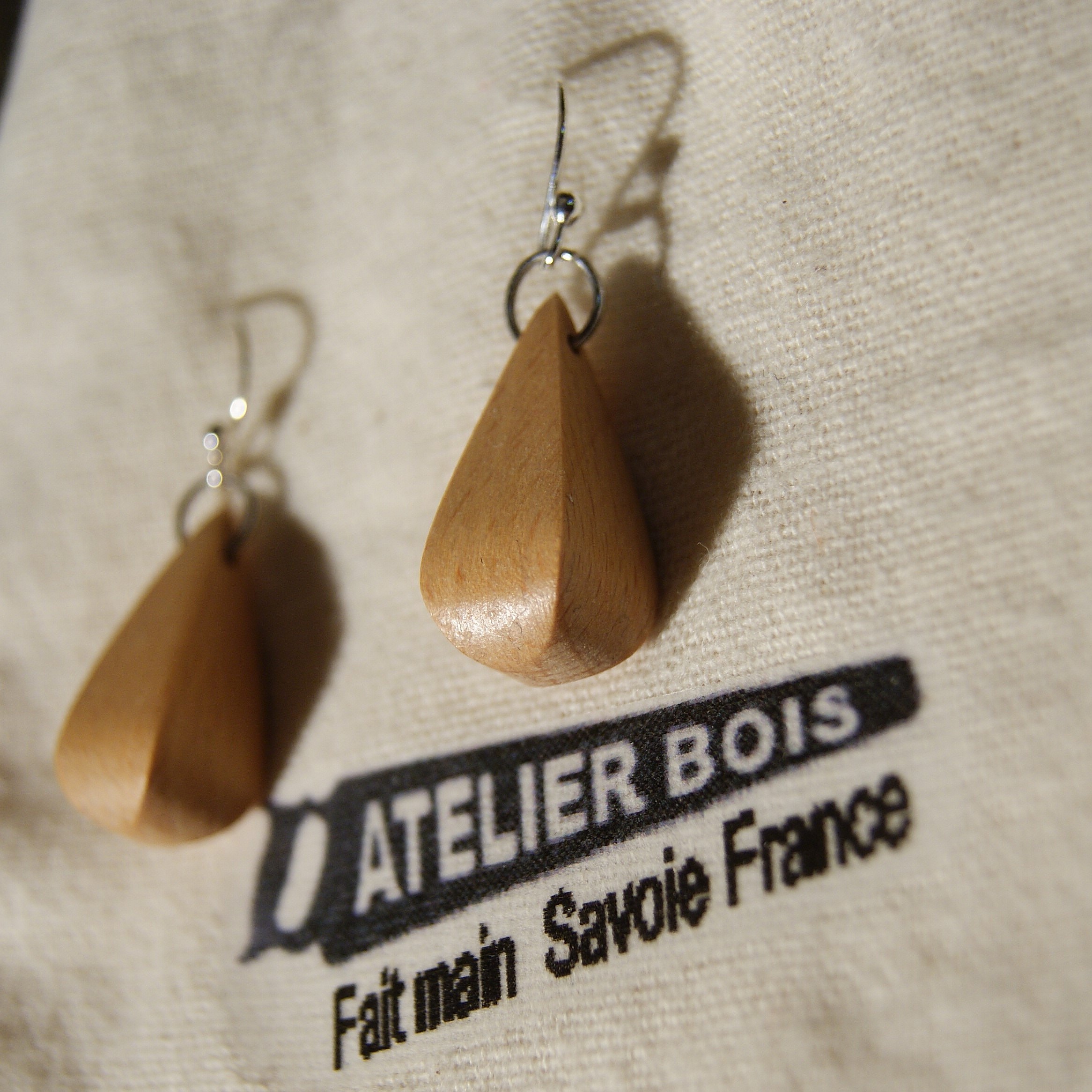 boucle d'oreille goutelette 3D bijou ethique en bois cir&eacute;, nature, fait main