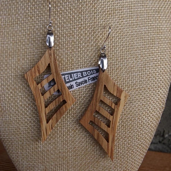 boucle d'oreille longue en bois bijou en bois fait main, forme g&eacute;om&eacute;trique