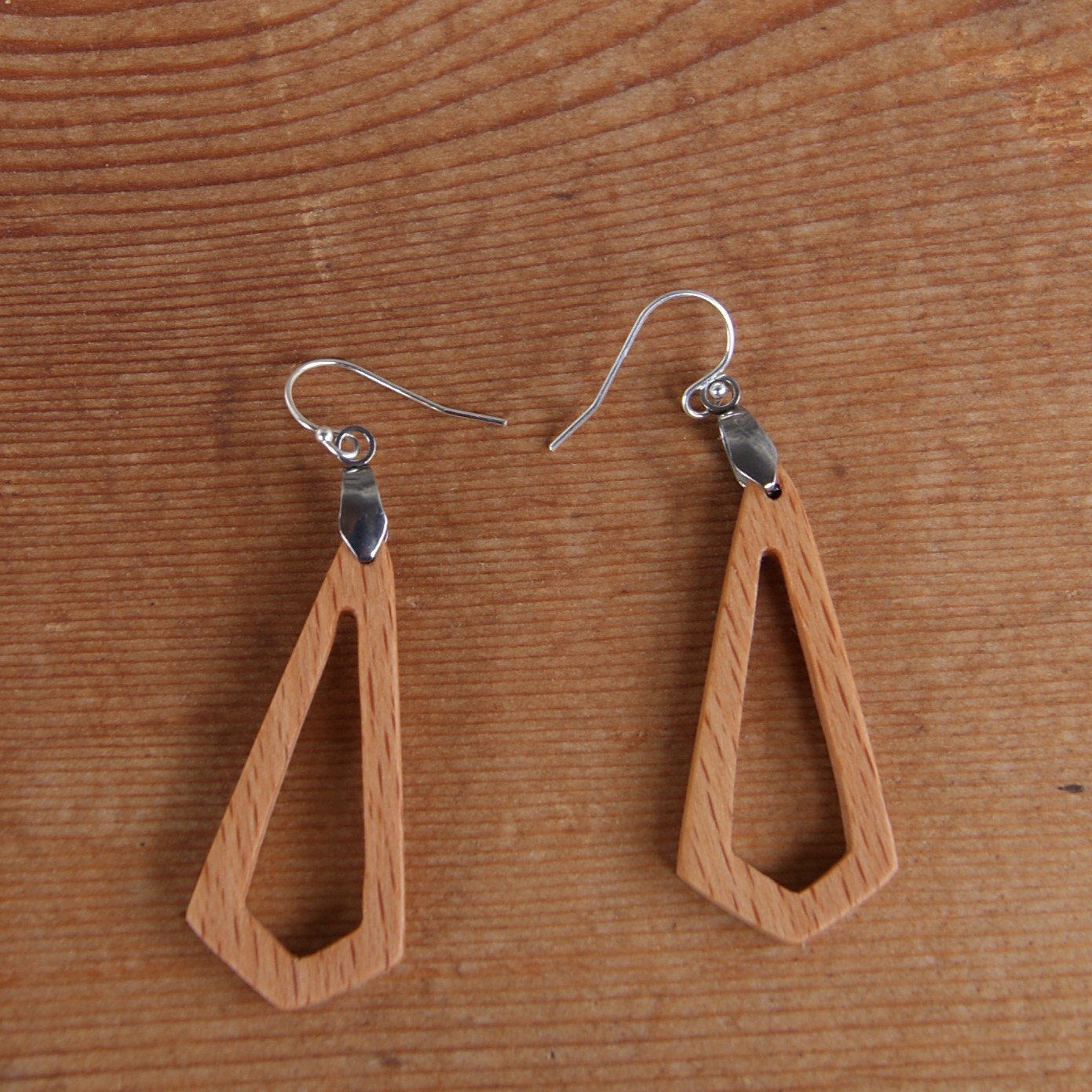 boucle d'oreille polygone ajour&eacute; en bois bijoux &eacute;thique en bois, bijou nature cir&eacute;, fait main