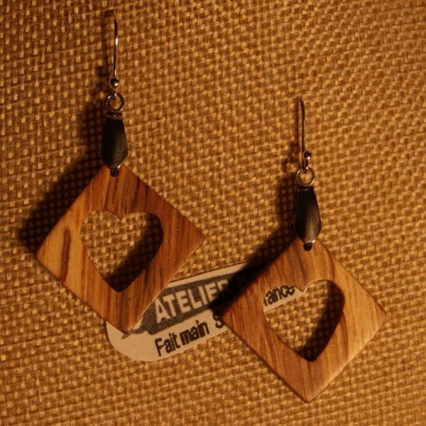 firkantede &oslash;reringe med egetr&aelig;shjerte etiske tr&aelig;smykker, tr&aelig;bryllup, Valentinsdag, h&aring;ndlavet