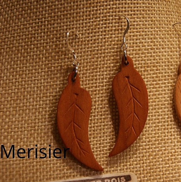 boucles d'oreilles feuille en bois bijoux &eacute;thiques fait main en bois, bijou nature cir&eacute;, pour oreilles perc&eacute;es