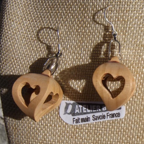boucles d'oreilles forme 4 coeurs ajour&eacute;s bois de merisier, a offrir pour la saint valentin, les noces de bois