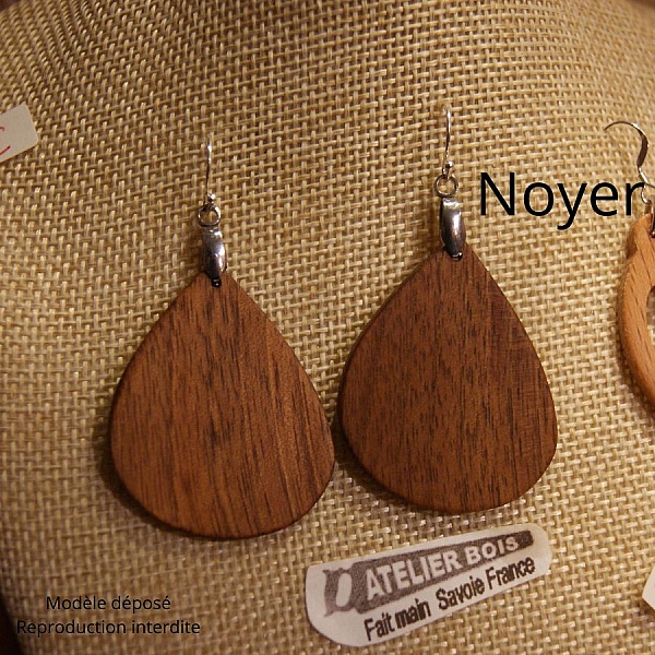 boucles d'oreilles goutte en bois bijoux &eacute;thiques fait main en bois, bijou nature cir&eacute;, pour oreilles perc&eacute;es