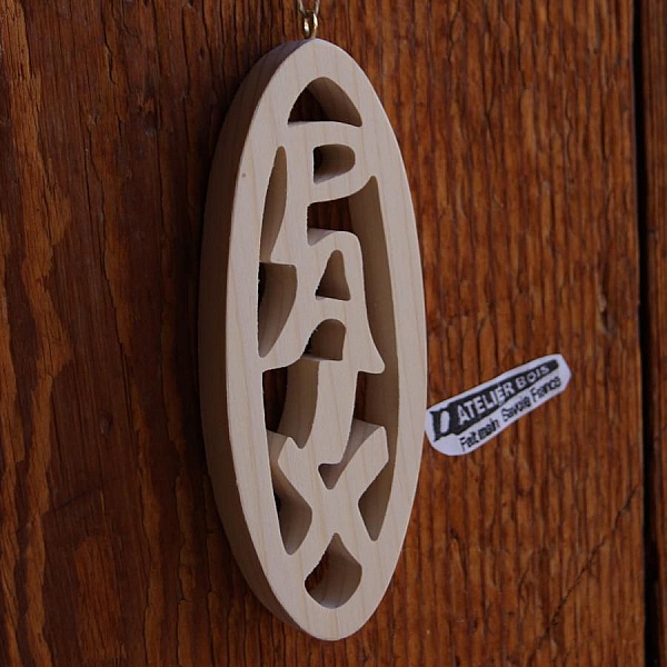 Julekugle 12 cm i tr&aelig;, fredeligt sk&aring;ret, til at h&aelig;nge, h&aring;ndlavet, dekoration