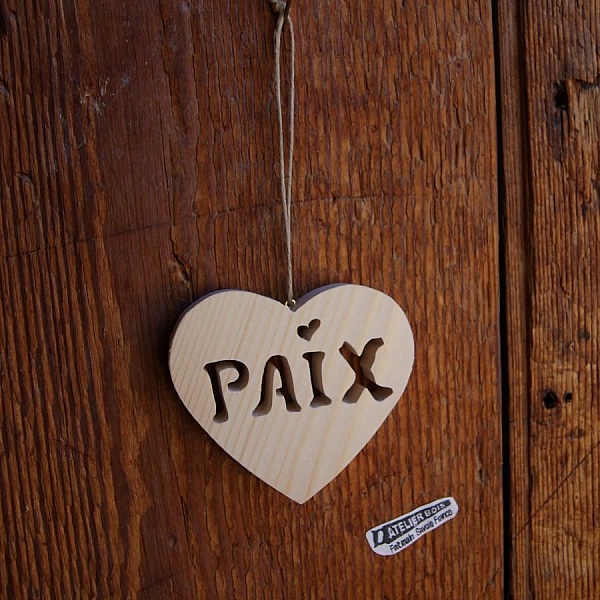 Fredshjerte i tr&aelig; til at h&aelig;nge, juledekoration, h&aring;ndlavet