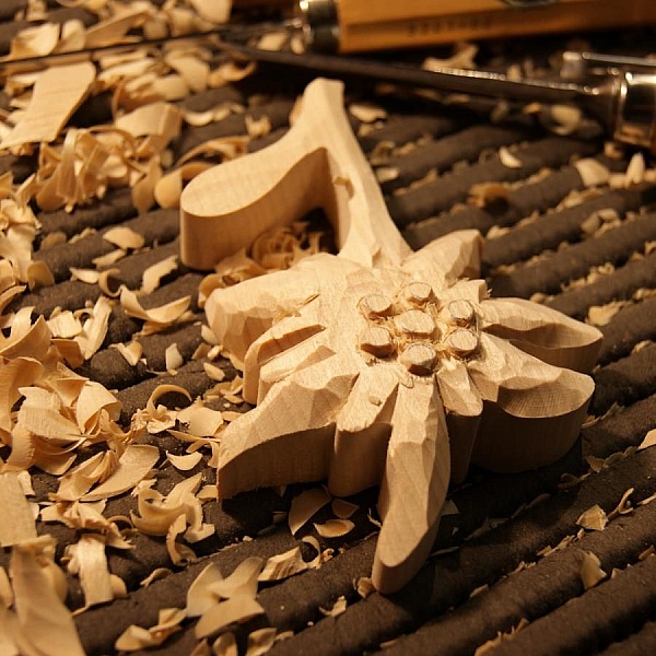 Edelweiss h&aring;ndsk&aring;ret og voksbehandlet i valn&oslash;d, lindetr&aelig;, skulptur, indretning