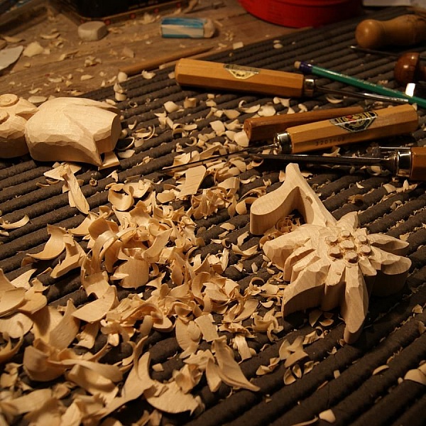 Edelweiss h&aring;ndsk&aring;ret og voksbehandlet i valn&oslash;d, lindetr&aelig;, skulptur, indretning