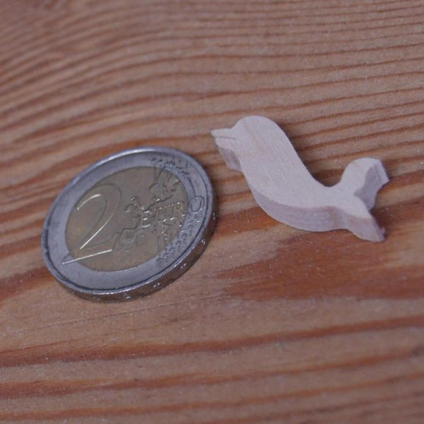 Miniature delfinfigur 2,5 x 2,7 cm i tr&aelig;, h&aring;ndlavet