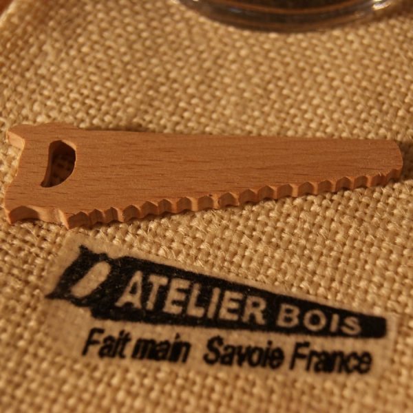 Miniature savfigur lavet af massivt b&oslash;getr&aelig;, 3 mm tykt, dekoreret med en julestok