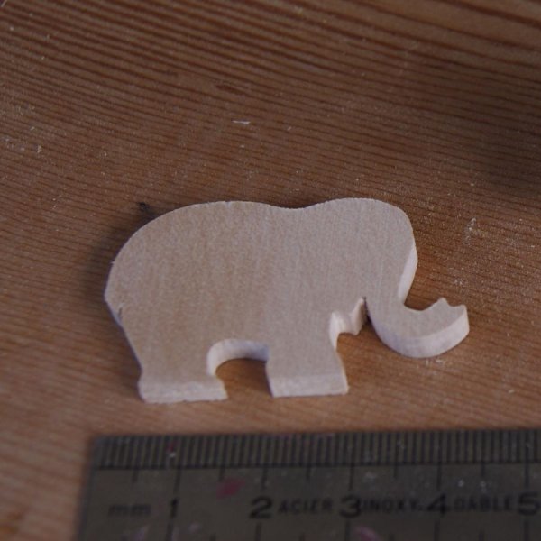 miniature elefant figur 3mm udsmykning til at male og lime massivt tr&aelig; h&aring;ndlavet