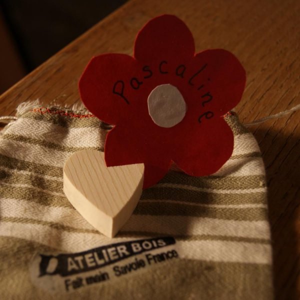 Solid gran hjerte bordkort, genanvendeligt, skal dekoreres, pr. 10, bryllupsnavnem&aelig;rke