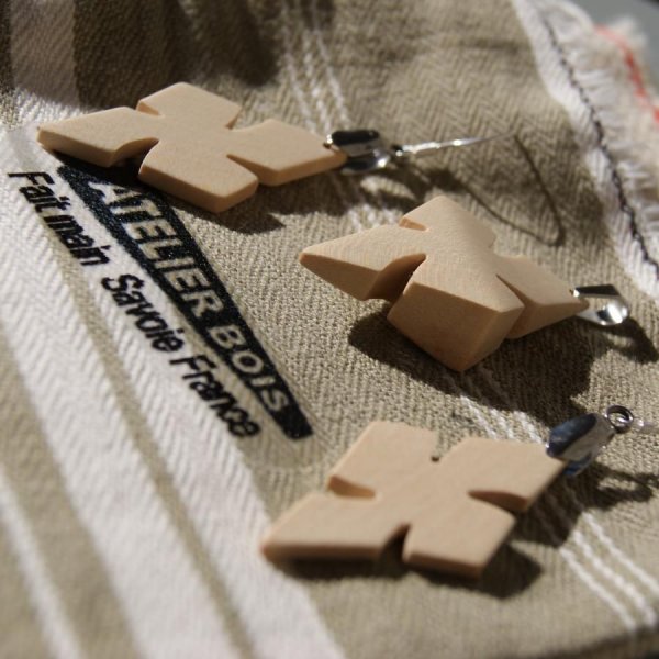 H&aring;ndlavet ahorntr&aelig; kors s&aelig;t, &oslash;reringe og vedh&aelig;ng