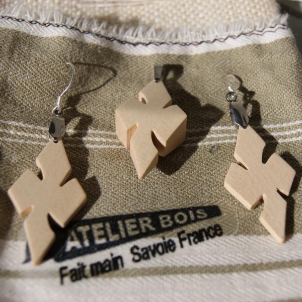 H&aring;ndlavet ahorntr&aelig; kors s&aelig;t, &oslash;reringe og vedh&aelig;ng