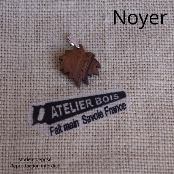 vedh&aelig;ng ahornblad lavet af voksbehandlet b&oslash;getr&aelig; etisk smykke, h&aring;ndlavet