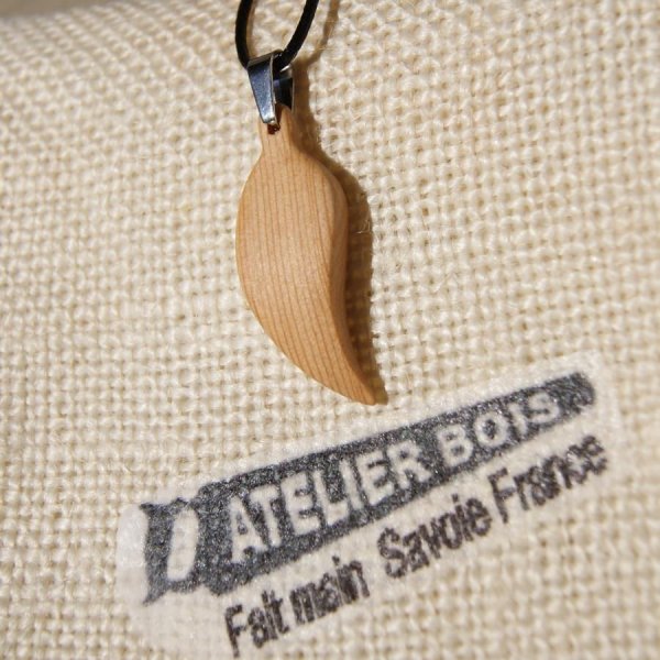 tr&aelig; vedh&aelig;ng fjer eller blad lavet af voksbehandlet l&aelig;rketr&aelig;, h&aring;ndlavet etisk smykke