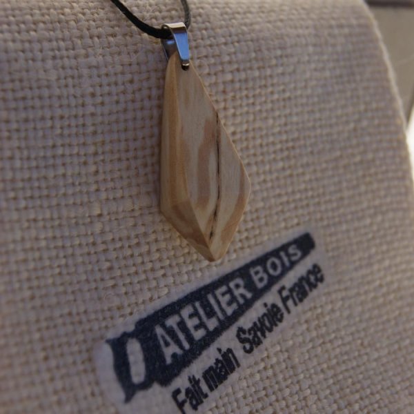 vedh&aelig;ng lavet af voksbehandlet birketr&aelig;, etisk smykke, h&aring;ndlavet, pyramideform