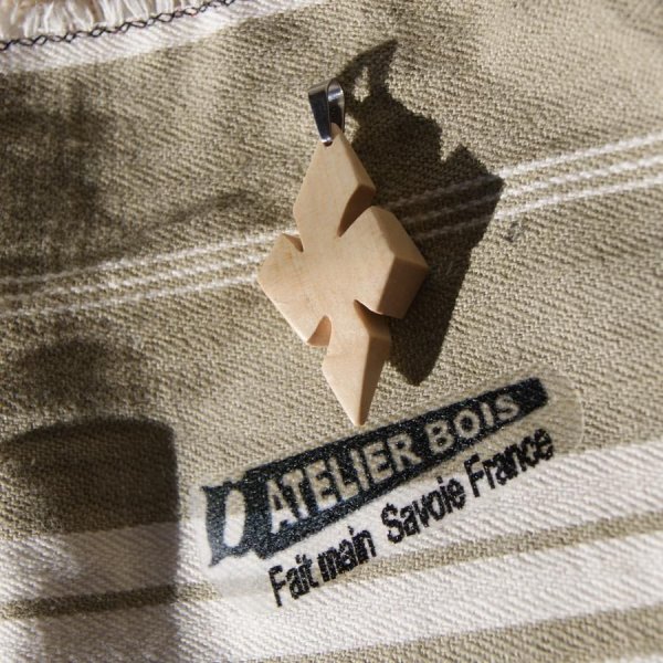 kors vedh&aelig;ng i voksbehandlet ahorntr&aelig; etisk smykke, h&aring;ndlavet