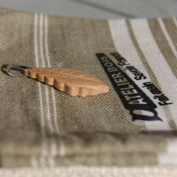 egeblad vedh&aelig;ng i voksbehandlet b&oslash;getr&aelig; etisk smykke, h&aring;ndlavet