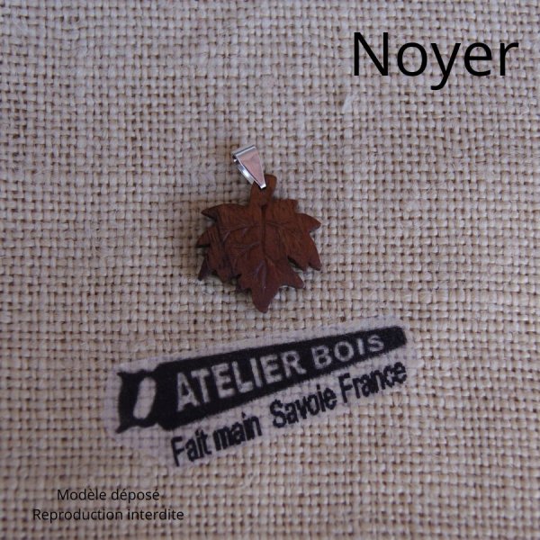 ahornblad vedh&aelig;ng lavet af voksbehandlet ribbede b&oslash;getr&aelig; etiske smykker, h&aring;ndlavet