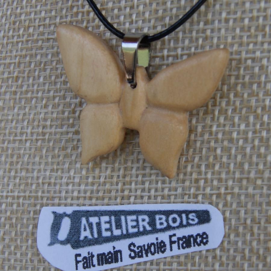 pendentif papillon en bois de merisier bijoux bois et nature, fait main, pendentif été 