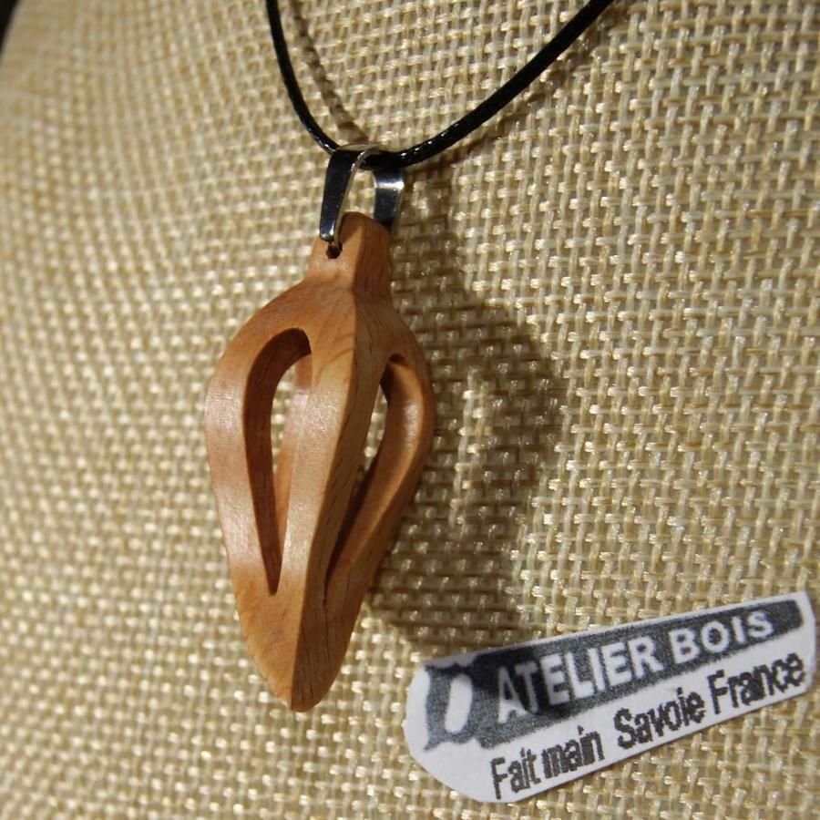 pendentif plume ou feuille evidée en hetre ciré bijou ethique en bois, bijou nature fait main