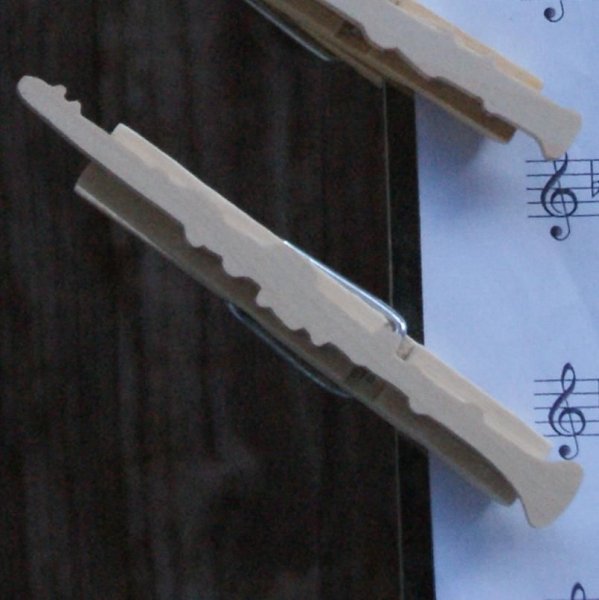 klarinet nodeklips h&aring;ndlavet af massivt tr&aelig;, gave til klarinettister