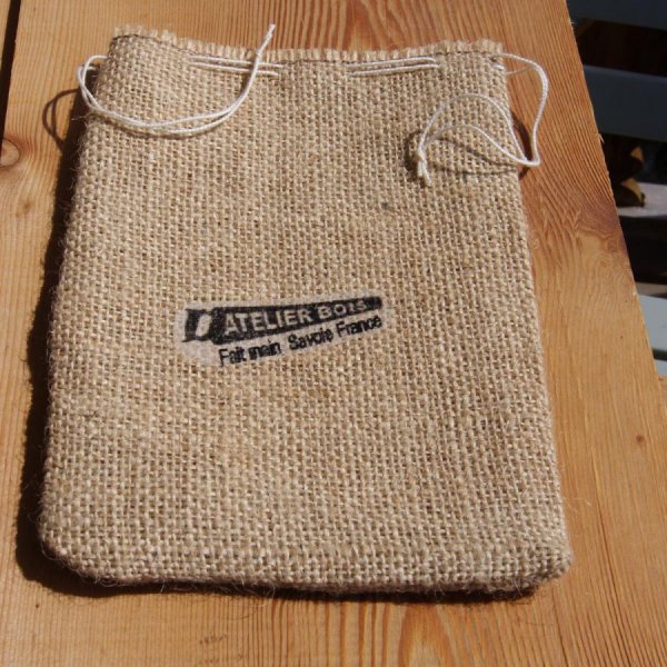 H&oslash;ne med tr&aelig;puslespil &aelig;g til at blive malet, p&aring;skepynt