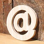 skilt arobase massivt b&oslash;getr&aelig; h&aring;ndlavet